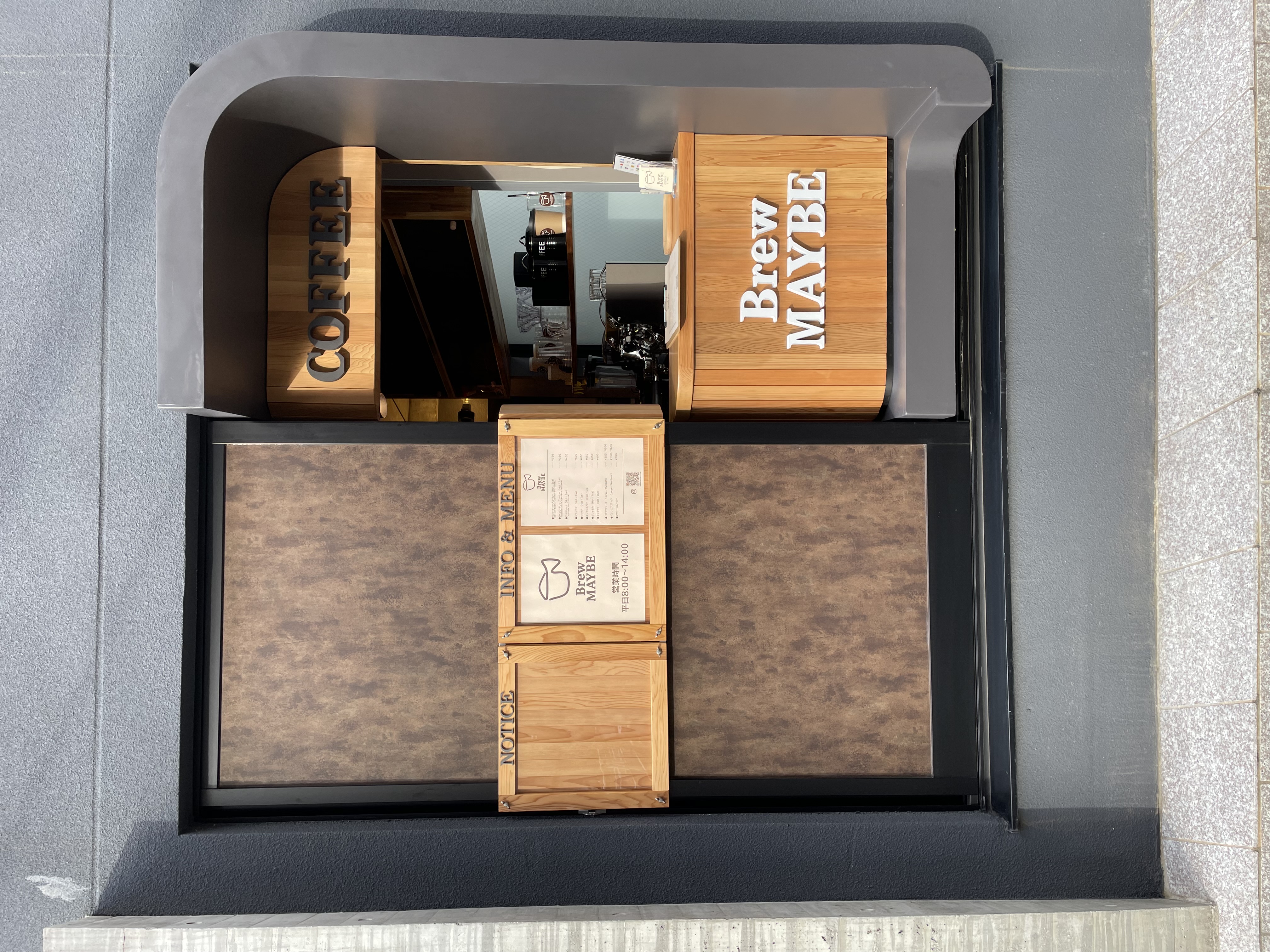 導入事例写真1：ショップフレーム外観とカウンター