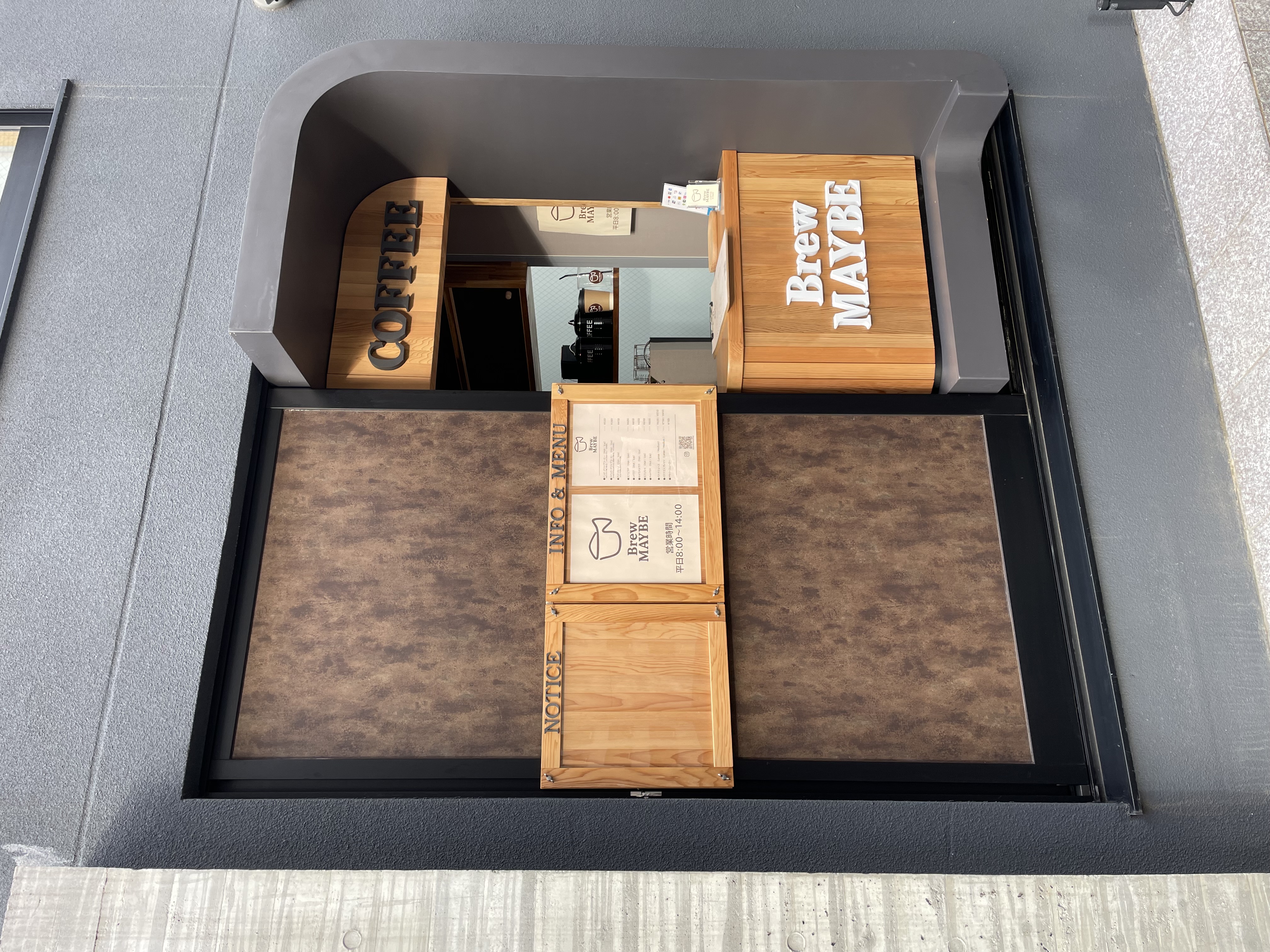 導入事例写真2：ショップフレーム外観と掲示板